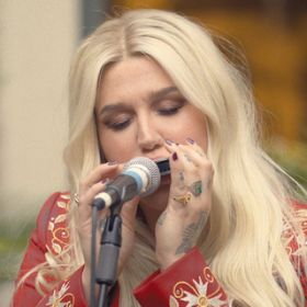 Here Comes The Change (Live Acoustic) / KESHA